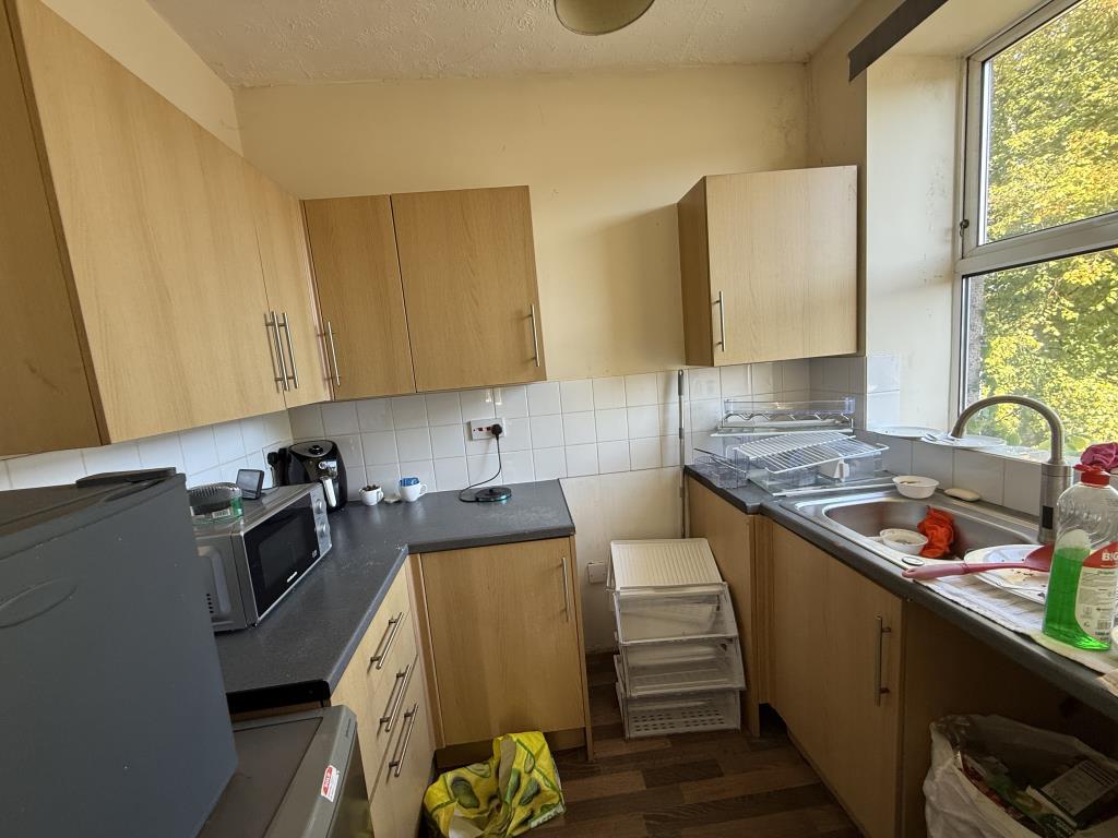 Lot: 171 - RESIDENTIAL INVESTMENT WITH FURTHER POTENTIAL - Flat 1 kitchen